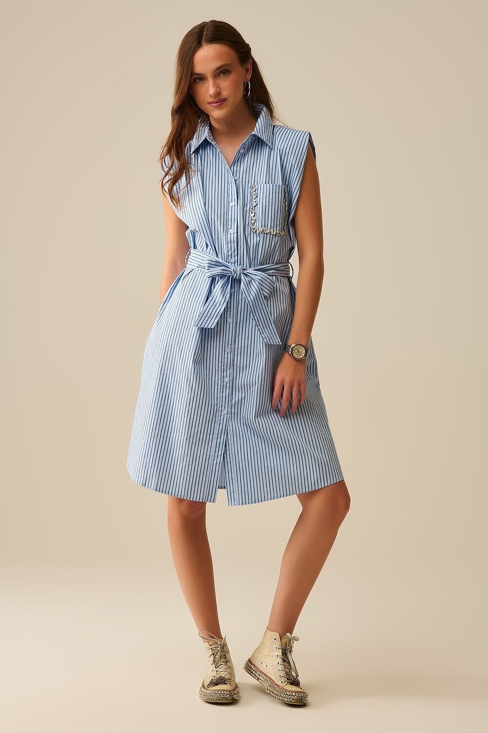 Abito camicia senza maniche con cintura e tasca ricamata