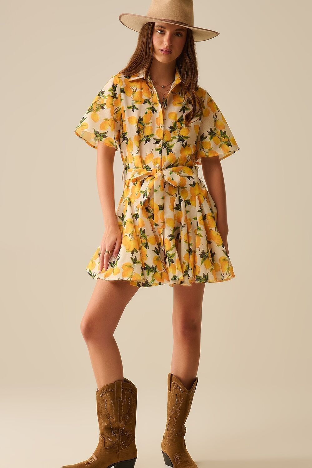 Romantic dress with waistband and lemon print and short sleeves
