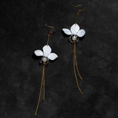 Tropfenohrringe mit weißen Orchideen