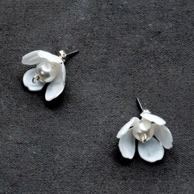 Orecchini a bottone con fiore piccolo bianco-parti in metallo argentato