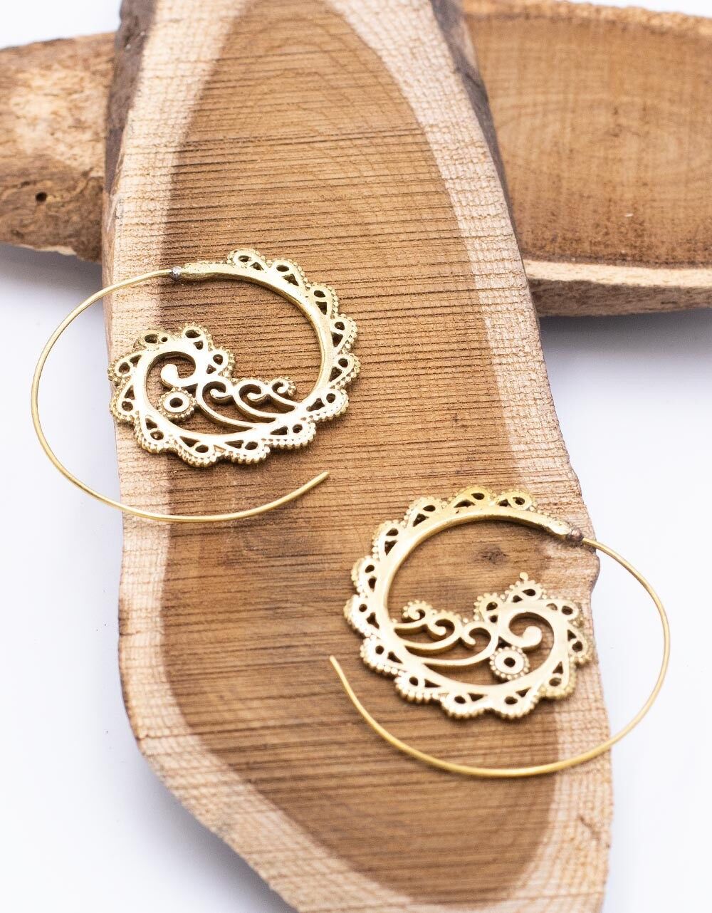 Boucles d'oreilles ethniques en laiton doré faites à la main | Bain d'or longue durée