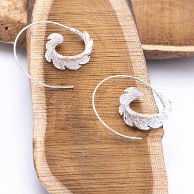 Boucles d'oreilles circulaires plaquées argent avec feuille sculptée - Bijoux artisanaux durables