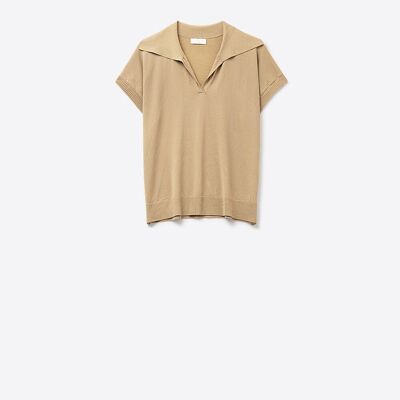 Top de manga corta estilo polo de punto fino en color camel