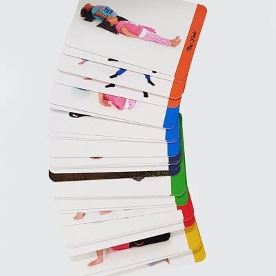 ChiBall Enfants en équilibre jouant aux cartes de yoga