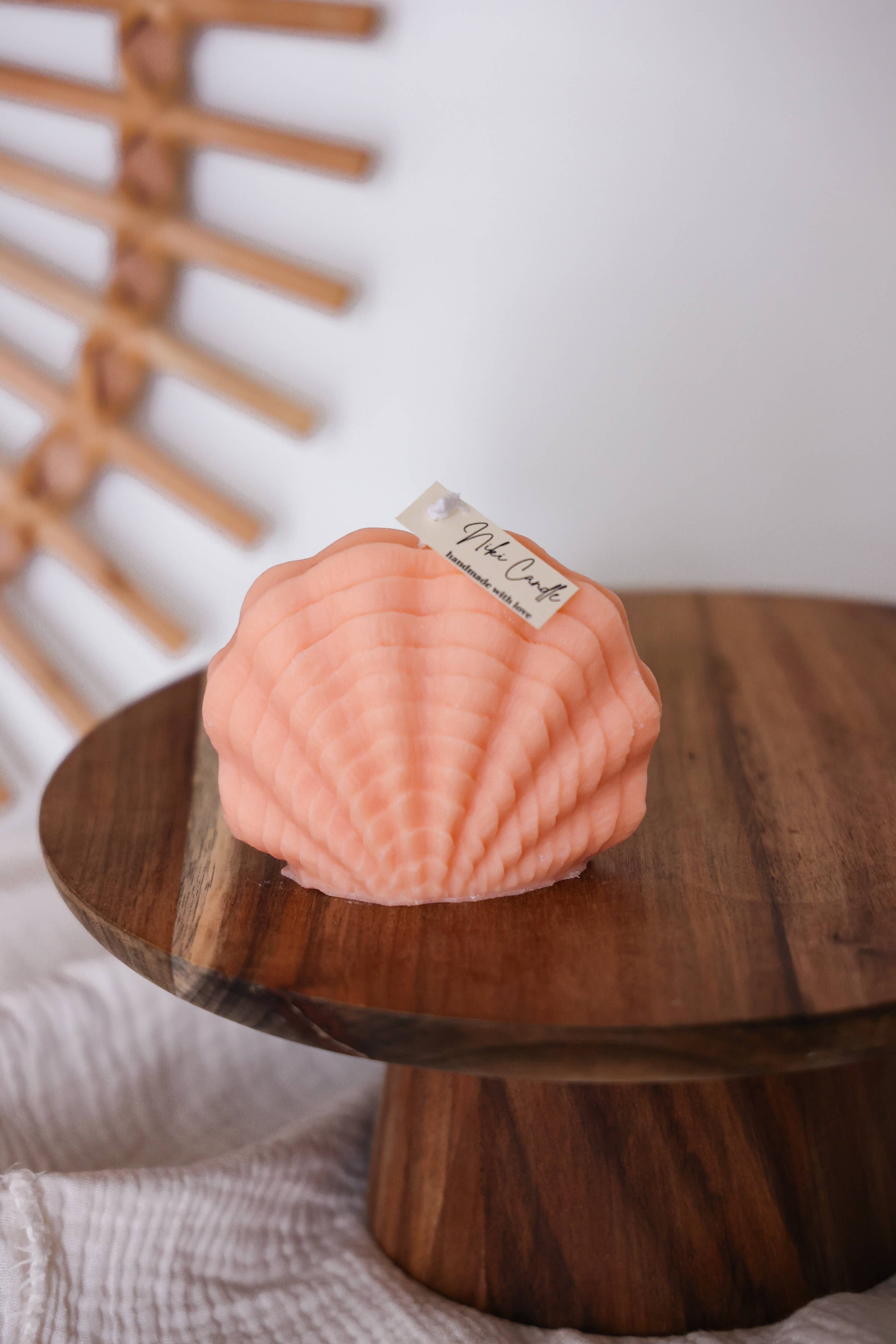 Orangefarbene Muschelkerze