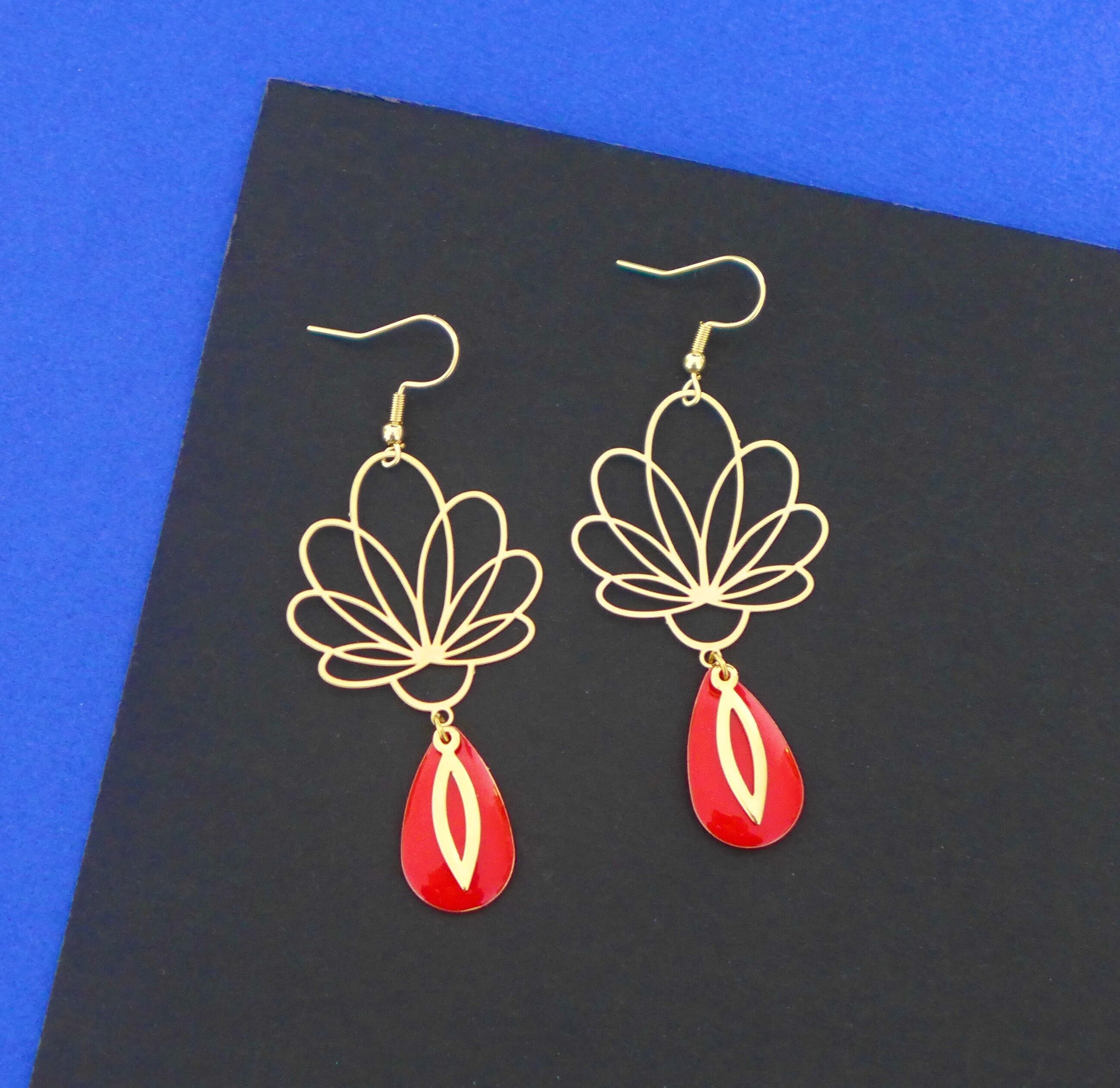 Boucles d'oreilles graphiques fine fleur ajouré dorée et goutte émail rouge