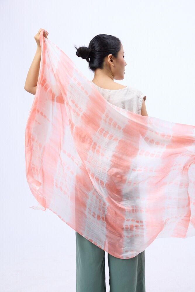 Bufanda 100 % seda morera, teñida a mano en color coral naranja ombré, ligera y hecha a mano en Vietnam.