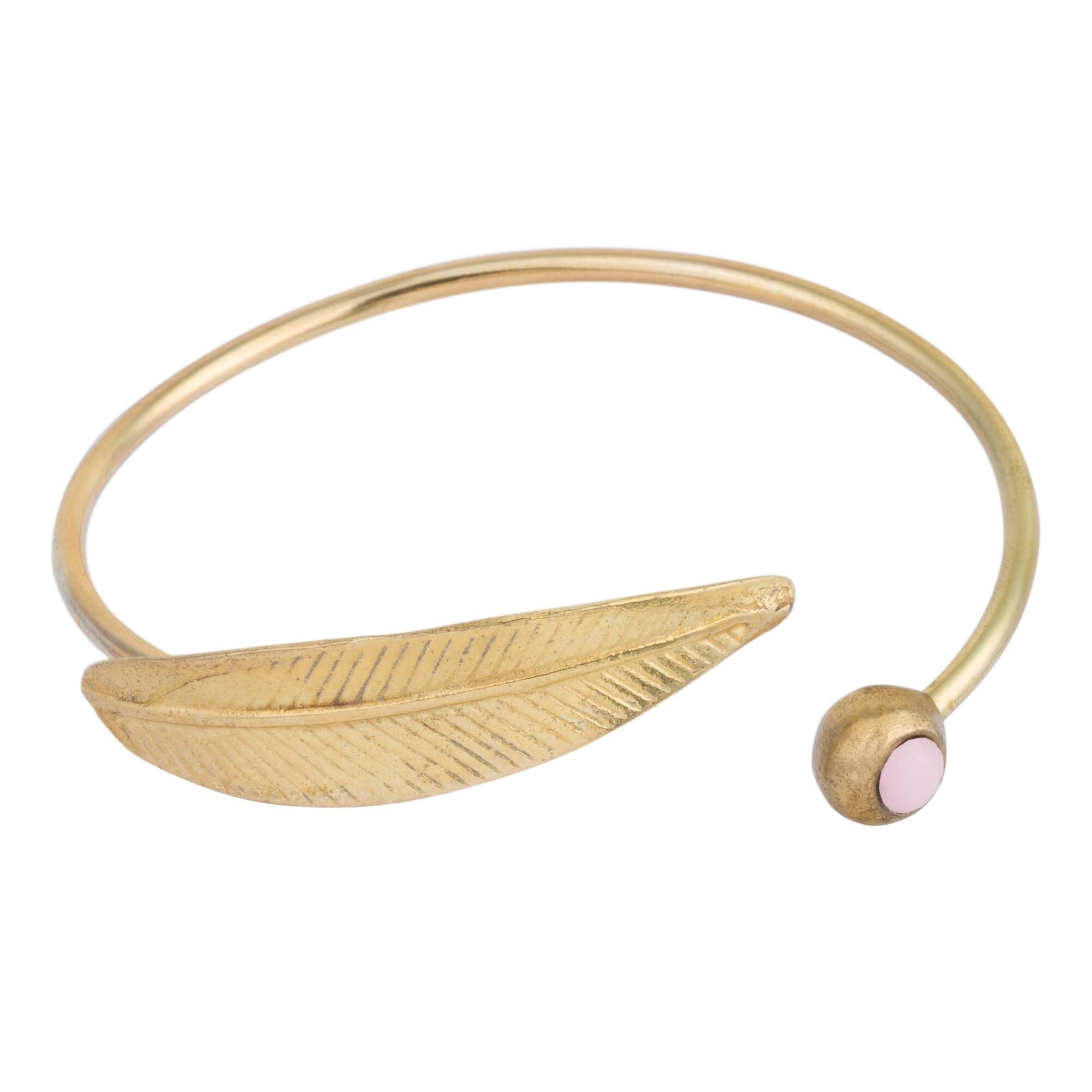 Bracciale con piume e cristalli di alabastro rosa