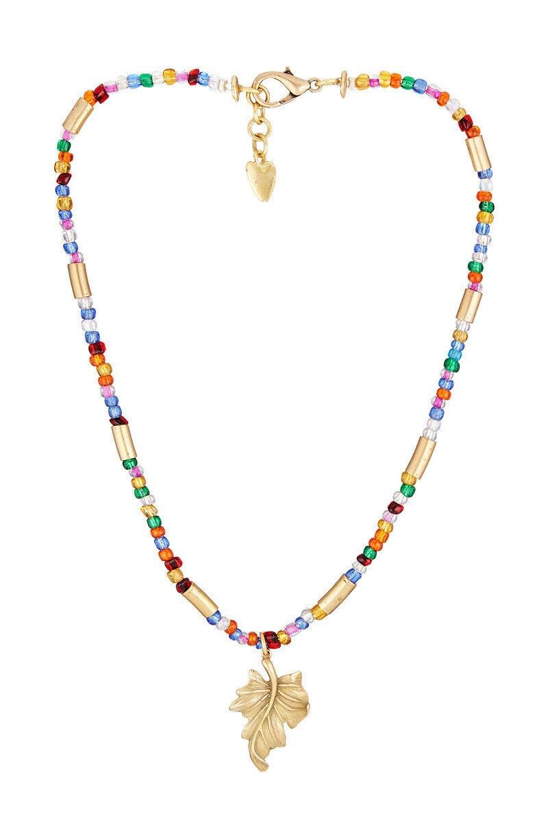 Goldene Halskette und mehrfarbiger Kristall