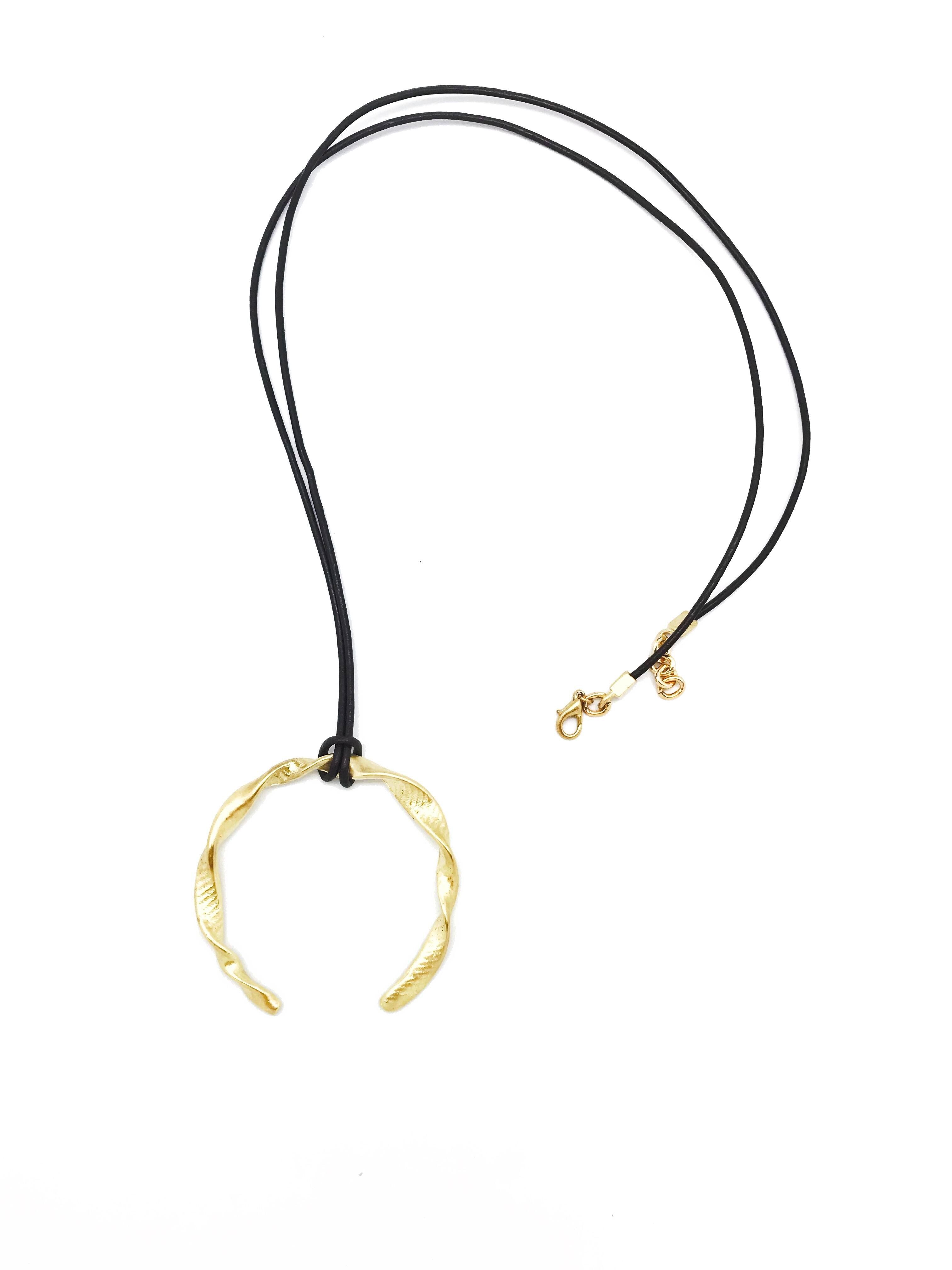 Lange Halskette aus lockigem Leder und Mond, 80 cm