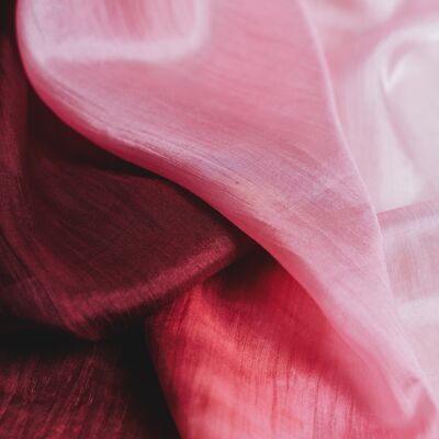 Sciarpa 100% seta di gelso – tinta a mano, sfumata di rosso bordeaux, leggera e realizzata a mano in Vietnam