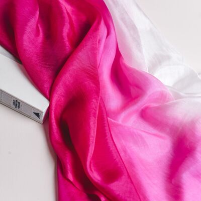 Sciarpa 100% seta di gelso – sfumatura rosa acceso tinta a mano, leggera e realizzata a mano in Vietnam