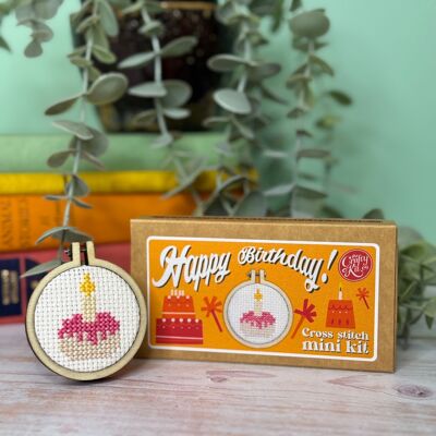 ´¡Feliz cumpleaños!' (pastel) Mini Matchbox Kit de punto de cruz
