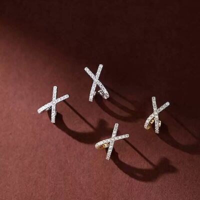 Boucles d'oreilles minimalistes scintillantes en forme de croix