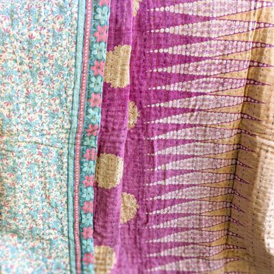 Mini colcha kantha en tonos azul, rosa y beige, tejida a mano en Bangladesh.