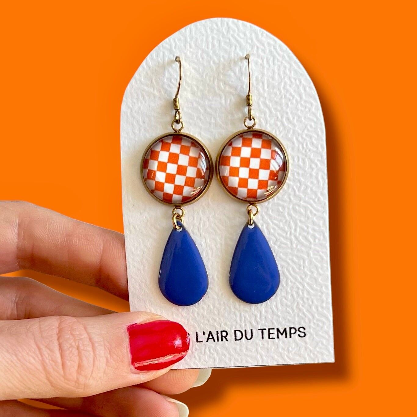 BOUCLES D'OREILLES pendantes motif damier orange et blanc, email bleu