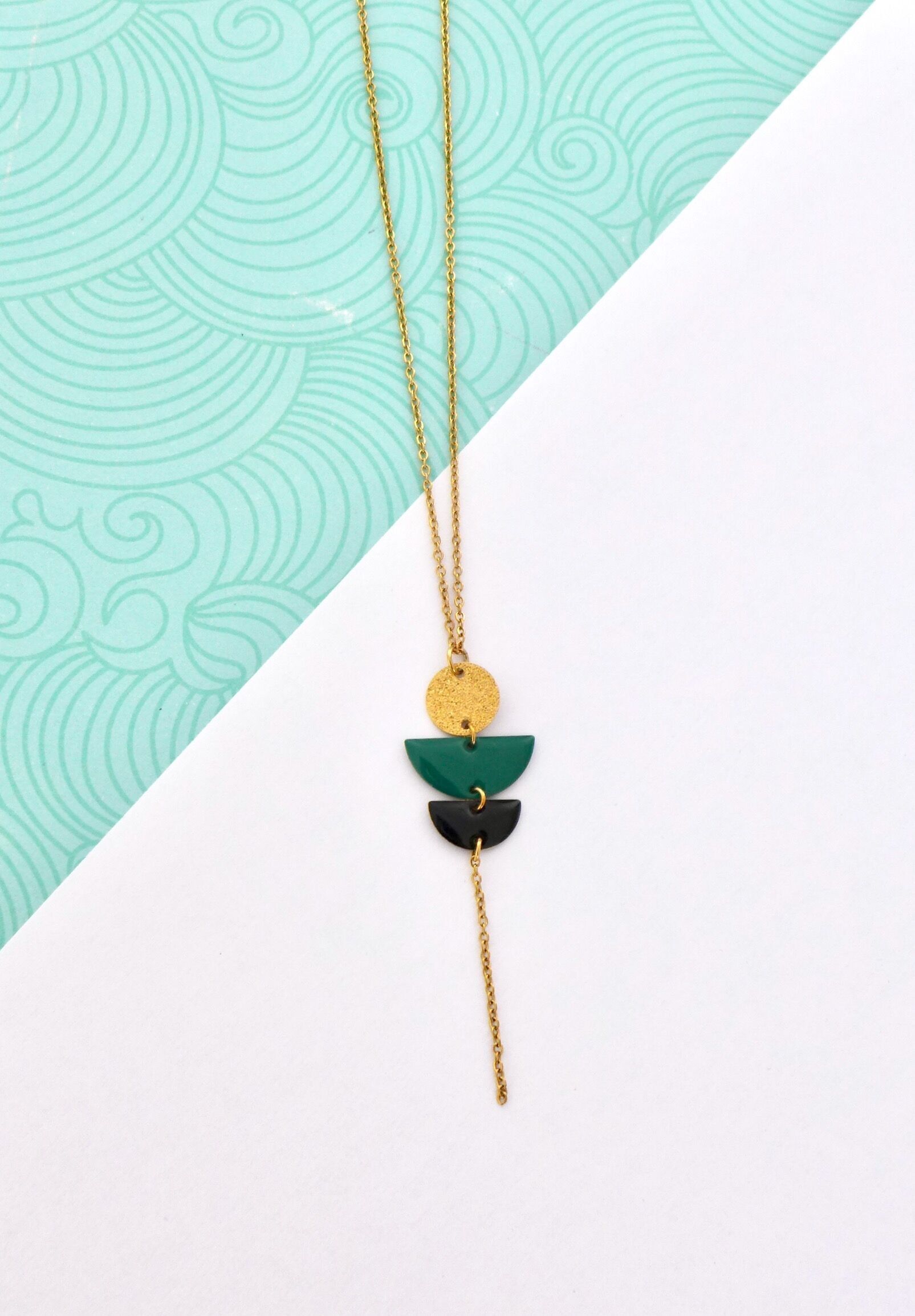 Collier pendentif doré paillettes et émail vert et noir