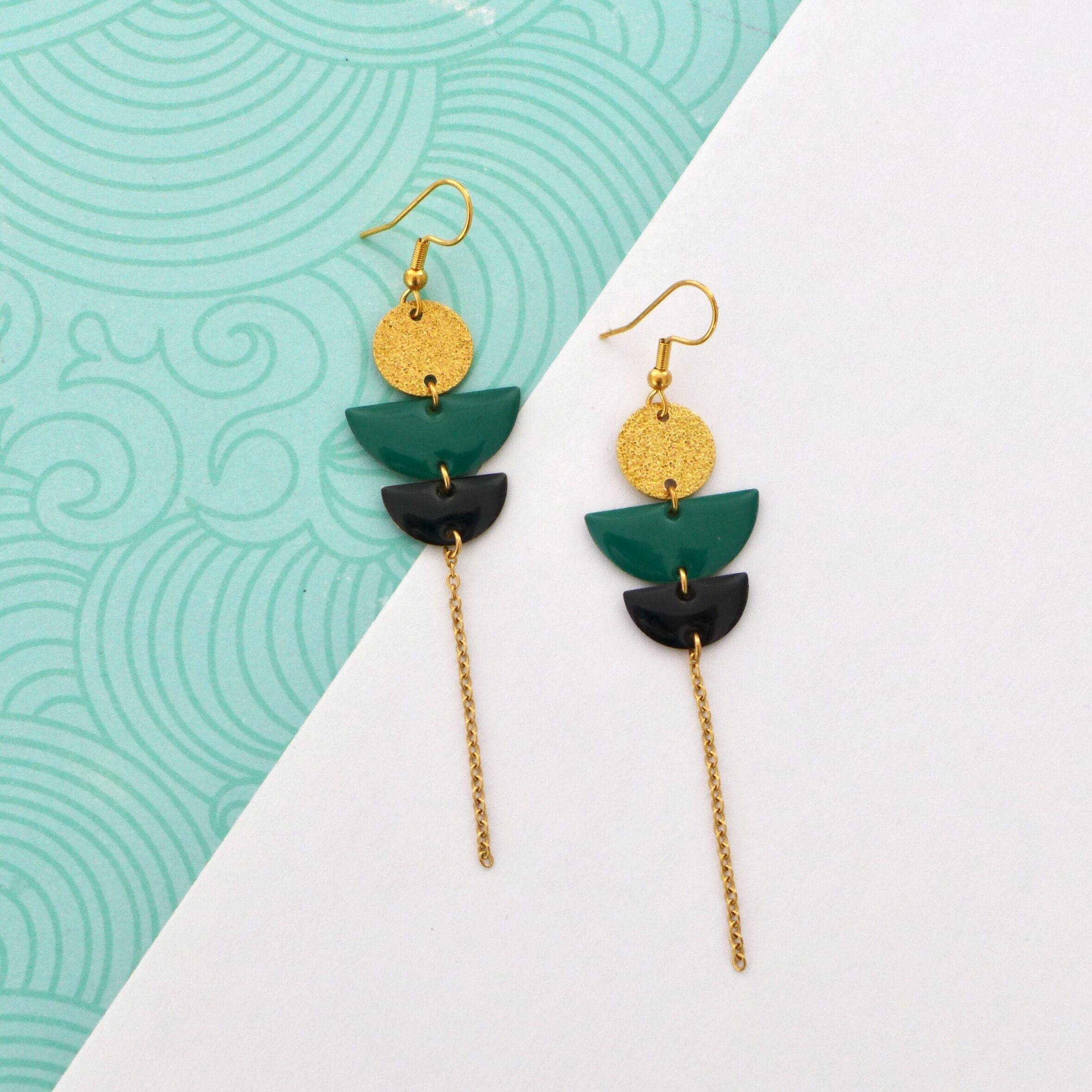 Boucles d'oreilles fines et élégantes dorées paillettes émail vert et noir