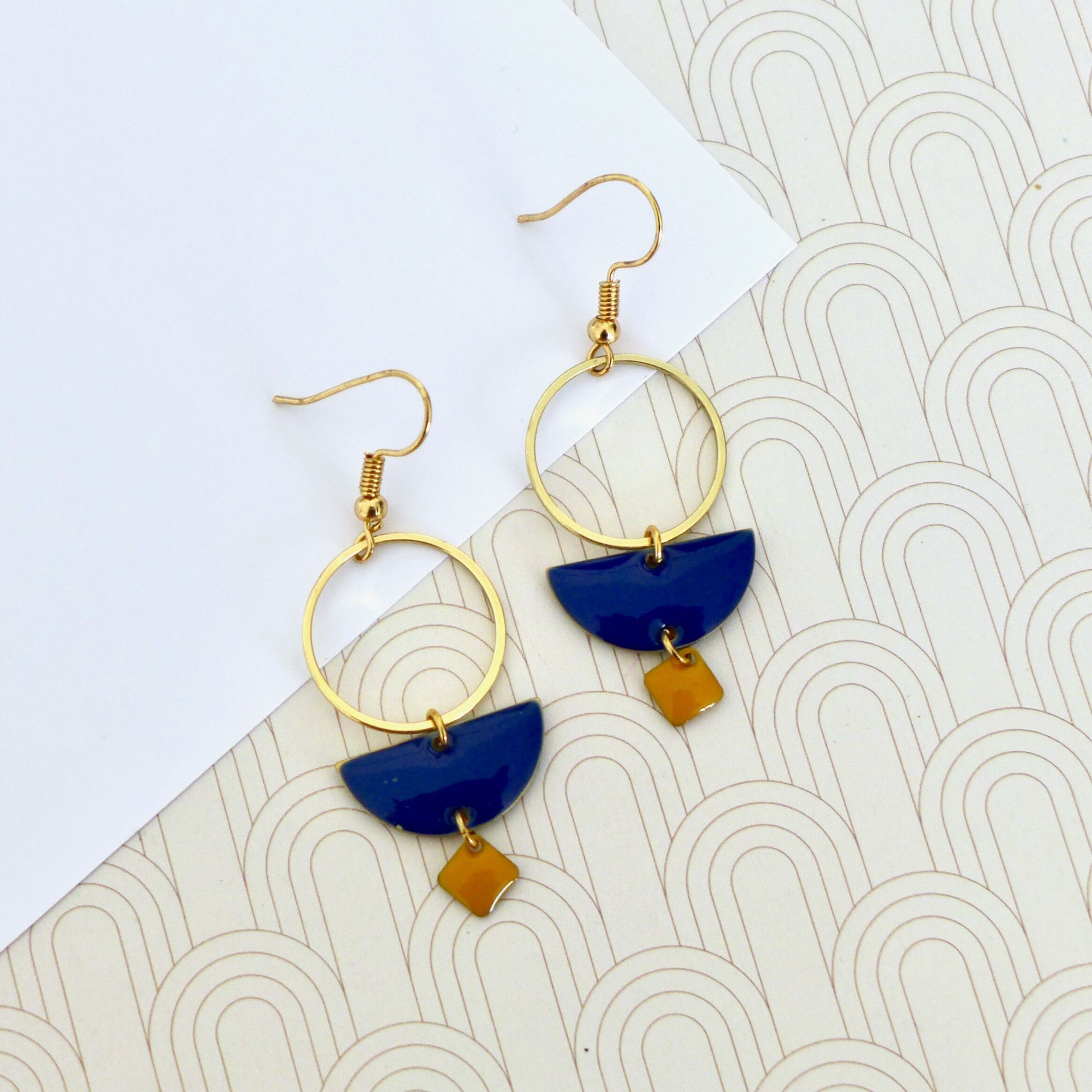 Boucles d'oreilles graphiques anneau doré et sequin émaillé bleu roi et jaune moutarde