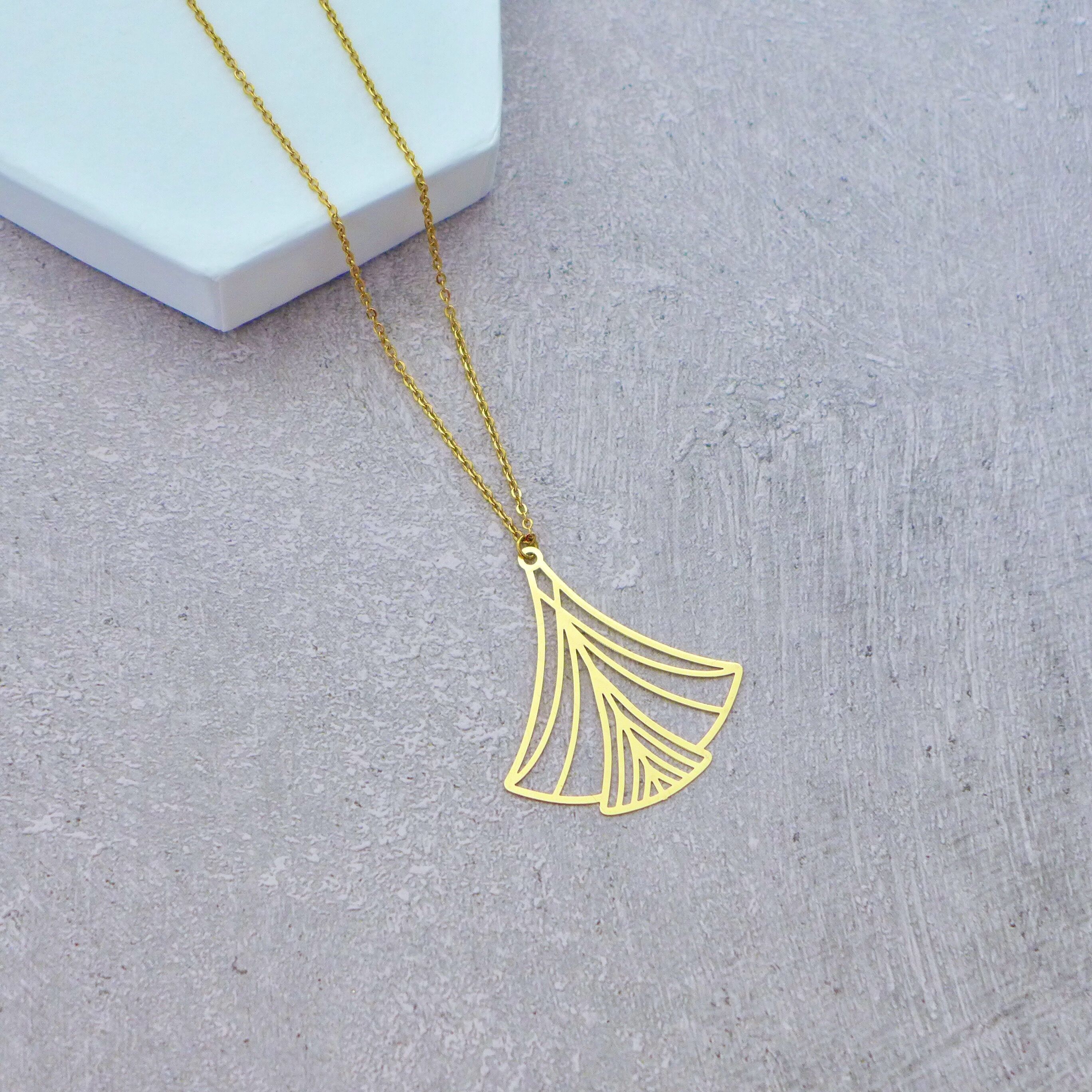 Collier fin pendentif fine estampe triangle rayé ajouré Art Déco