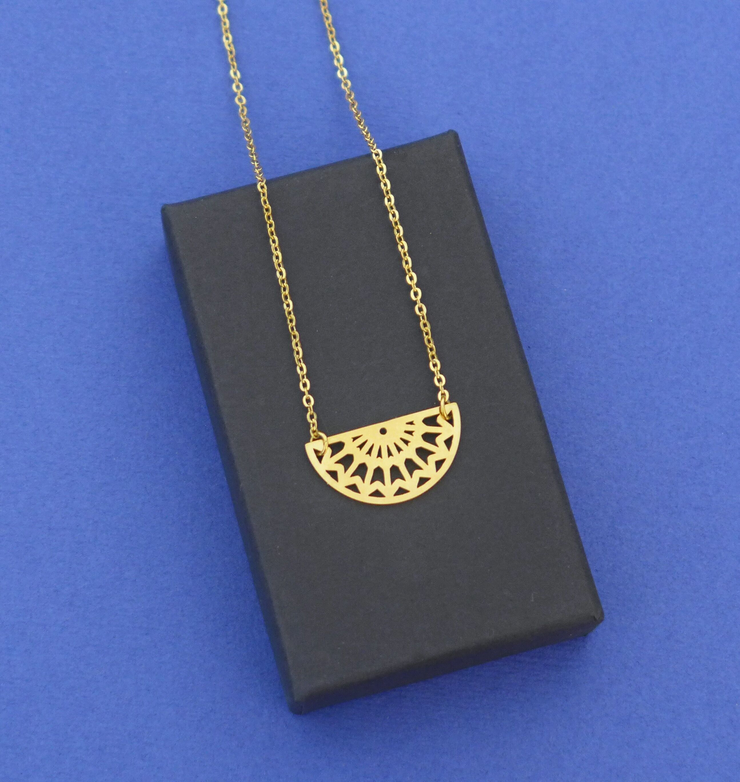 Collier graphique Art Déco pendentif demi cercle ajouré géométrique doré