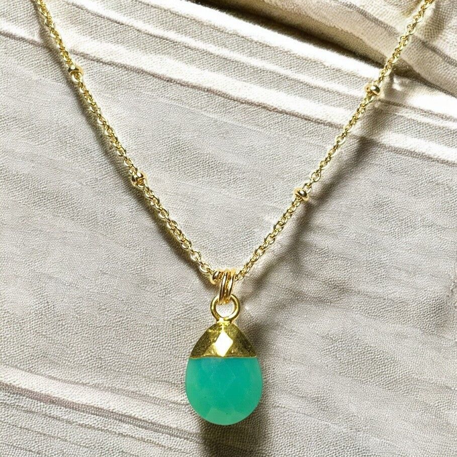 Ciondolo "MARIANNE" dorato in oro zecchino con pietra di Calcedonio verde