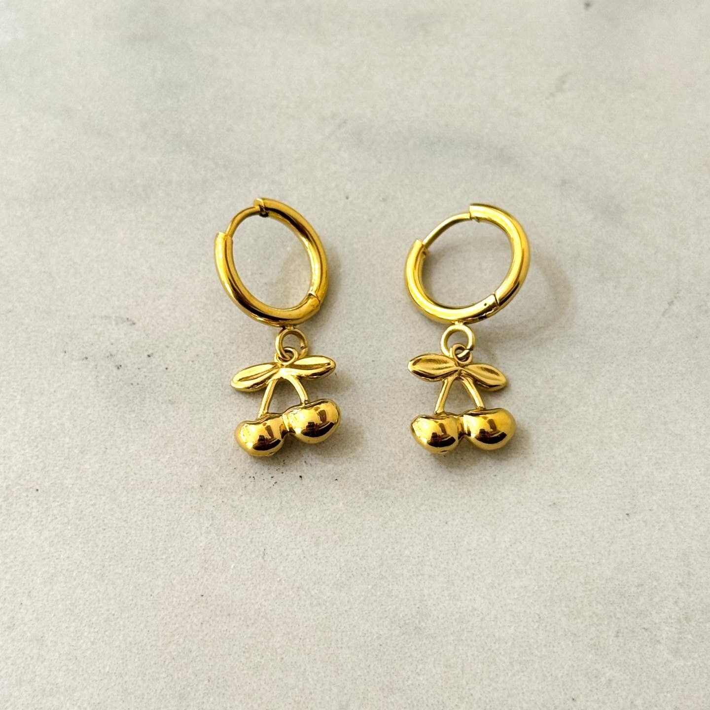 Minimalistische Creolen mit Kirschen aus Edelstahl