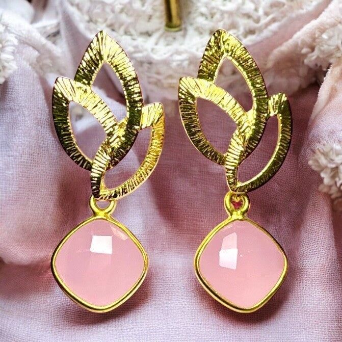 Orecchini "CLEMENTINE" dorati con pietra di Calcedonio Rosa in oro zecchino