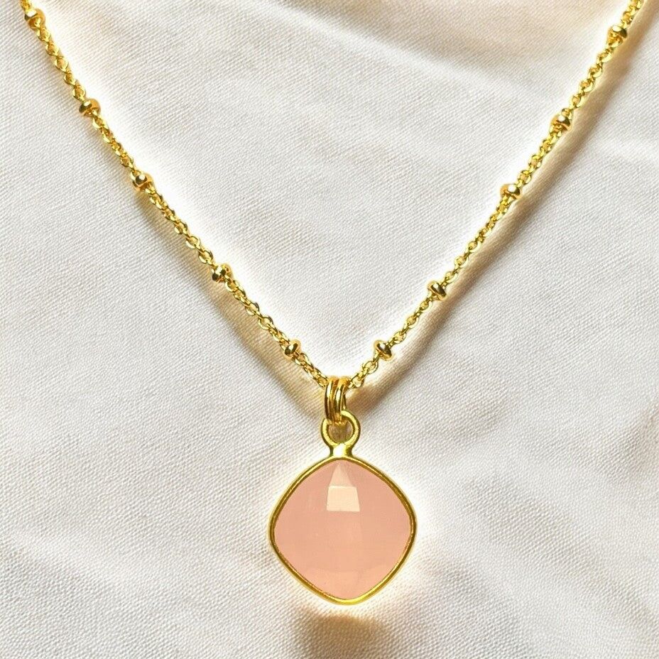 Pregiato pendente "CAMILLA" placcato oro in pietra di Calcedonio rosa