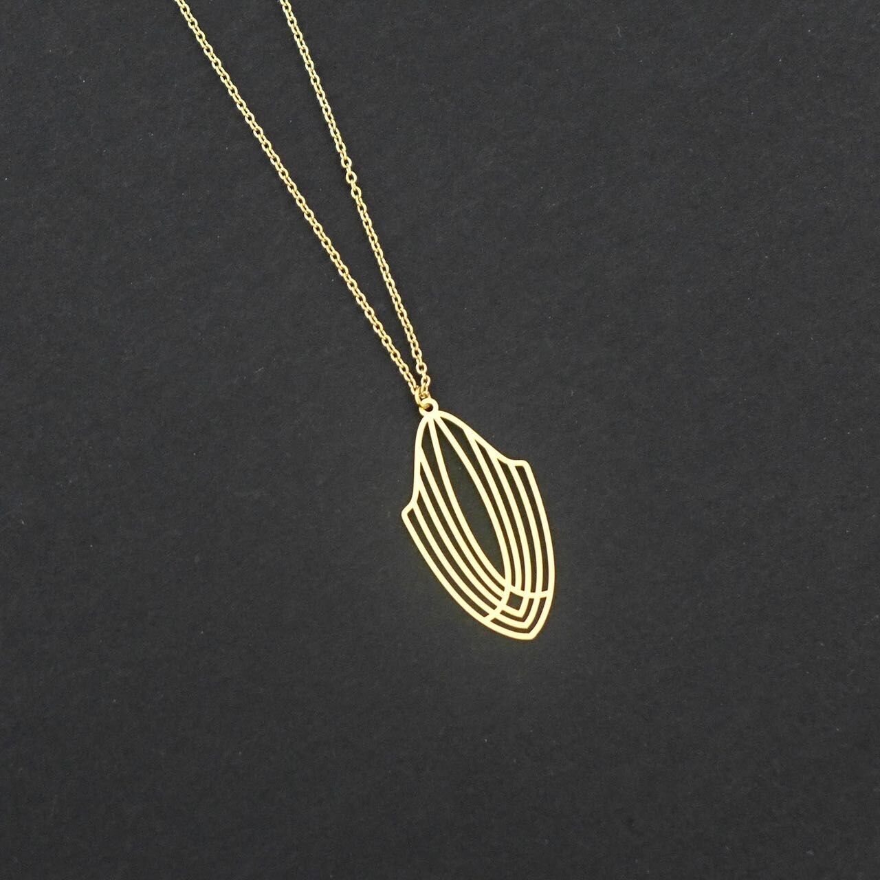 Collier doré fin Art Déco pendentif graphique ovale rayé