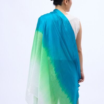Sciarpa 100% seta di gelso – sfumata blu-verde-bianca tinta a mano, leggera e realizzata a mano in Vietnam