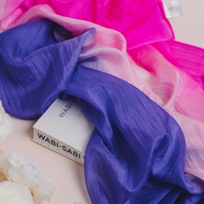 Bufanda 100 % seda morera, teñida a mano en tonos morados, rosas y blancos degradados, ligera y hecha a mano en Vietnam.
