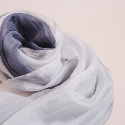 Bufanda 100 % seda morera, teñida a mano en tonos gris plateado y blanco degradado, ligera y hecha a mano en Vietnam.