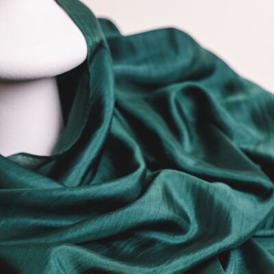 Sciarpa 100% seta di gelso – Verde scuro tinta a mano, leggera e realizzata a mano in Vietnam