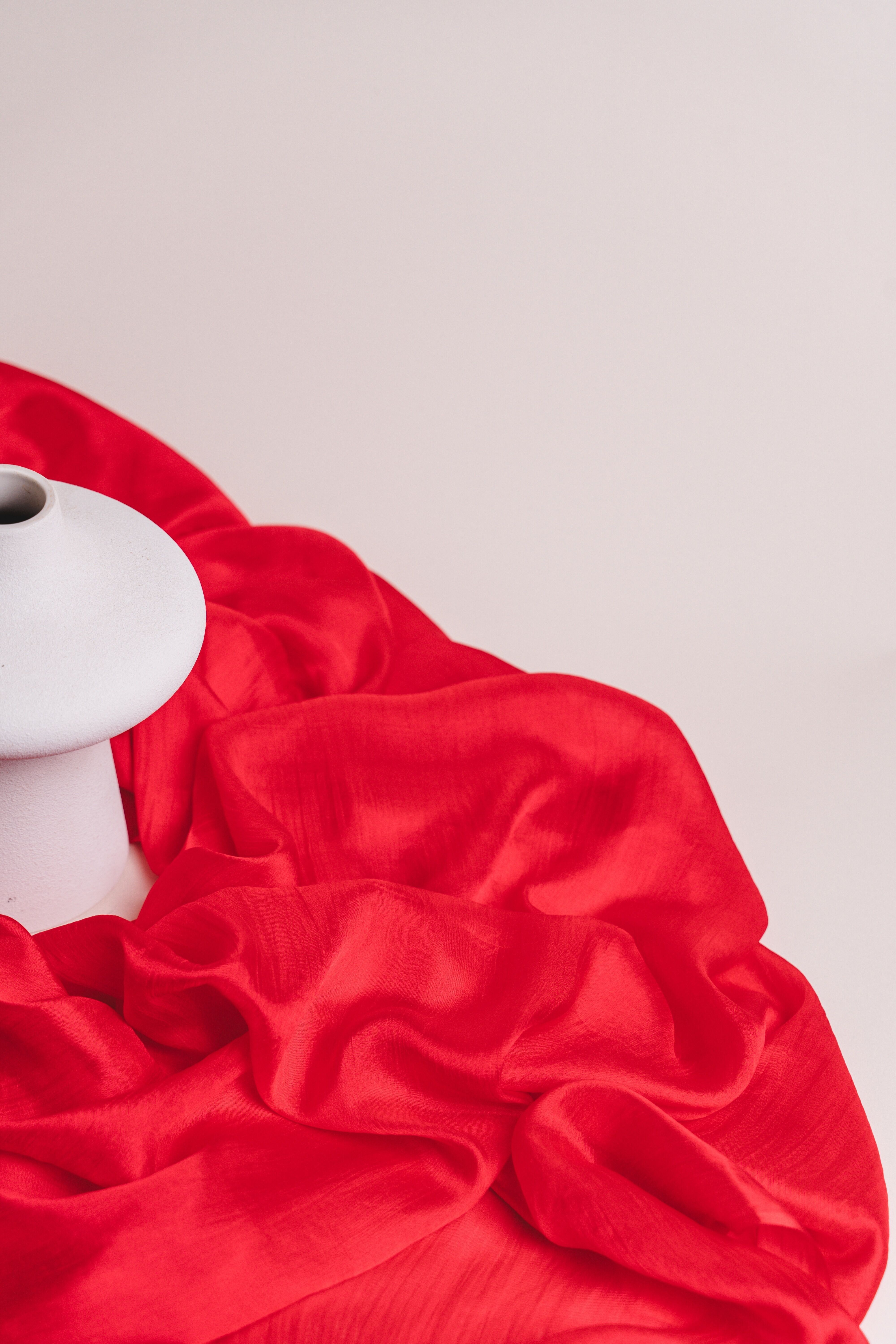 Schal aus 100 % Maulbeerseide – handgefärbt in leuchtendem Rot, leicht und handgefertigt in Vietnam