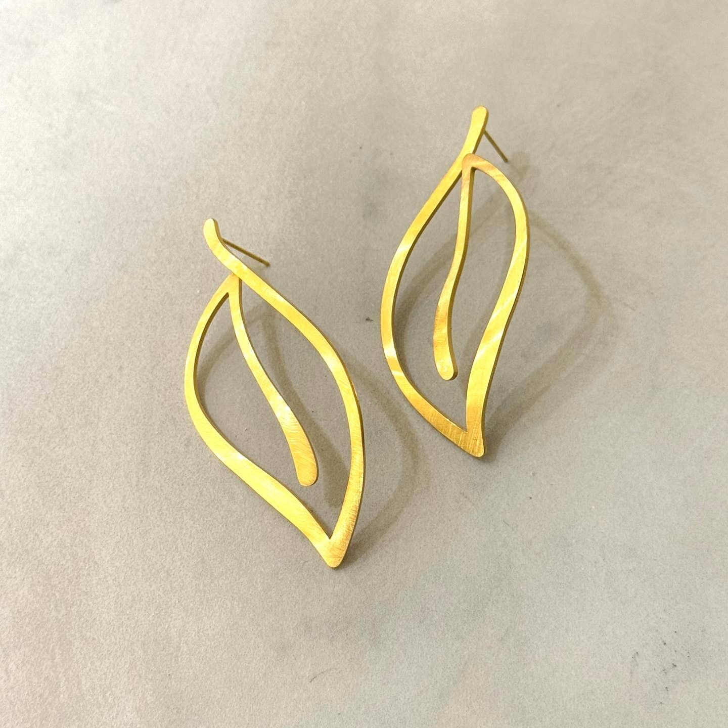 Safran Ohrringe aus gebürstetem Gold