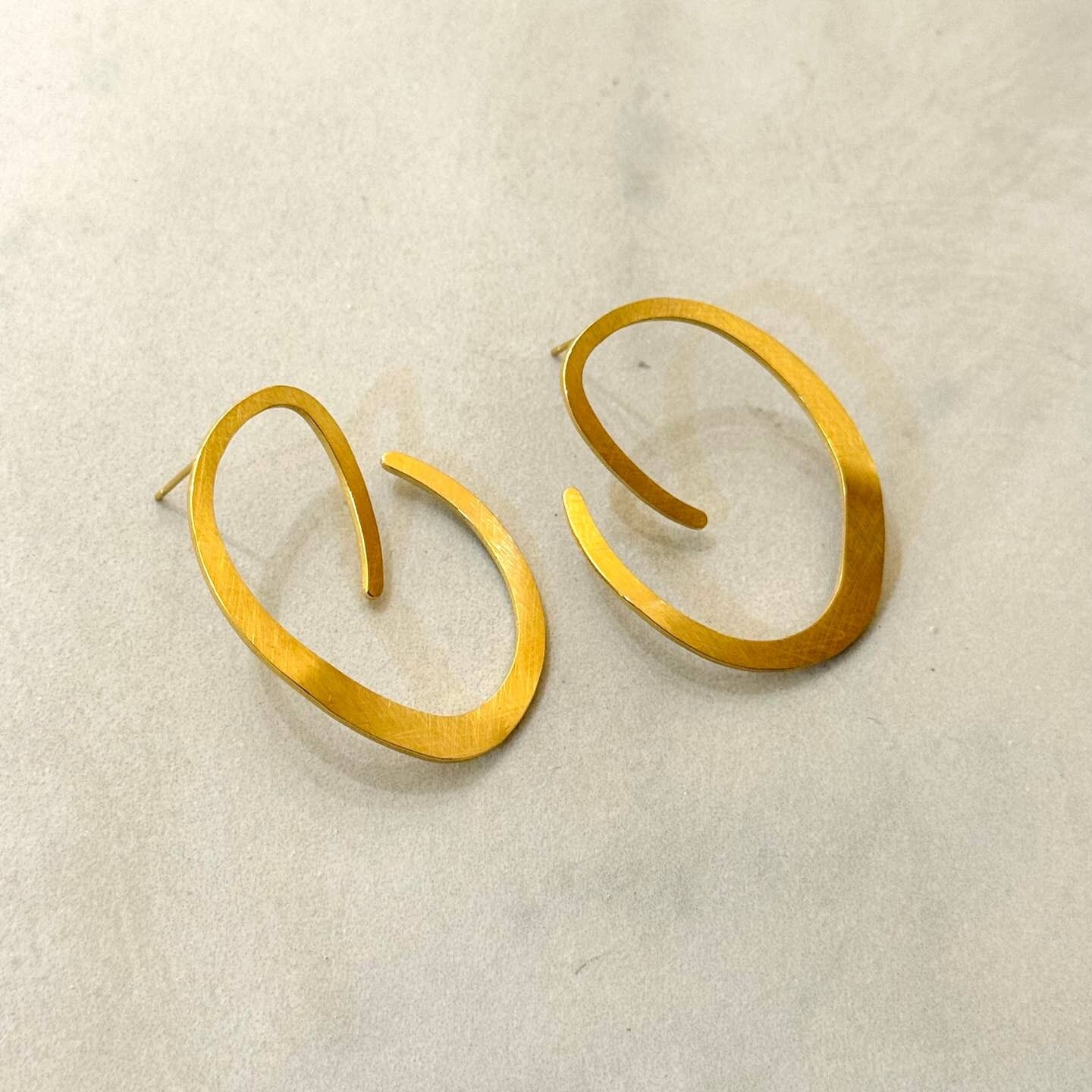 Mobius Gebürstetes Gold Abstrakte Ohrringe