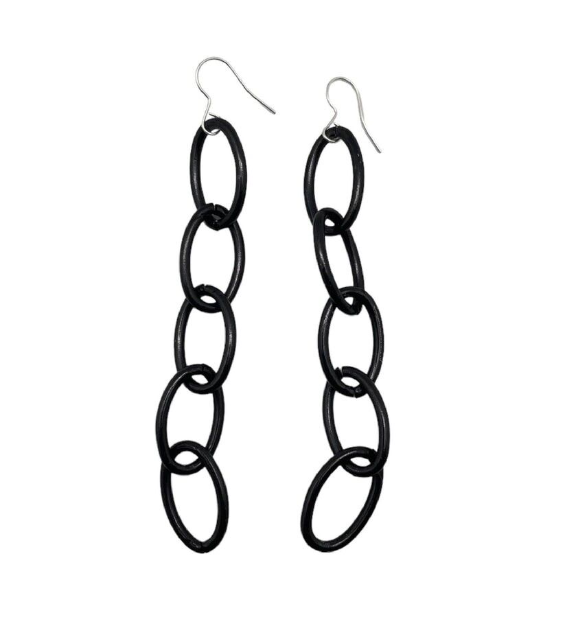 Orecchino catena nera