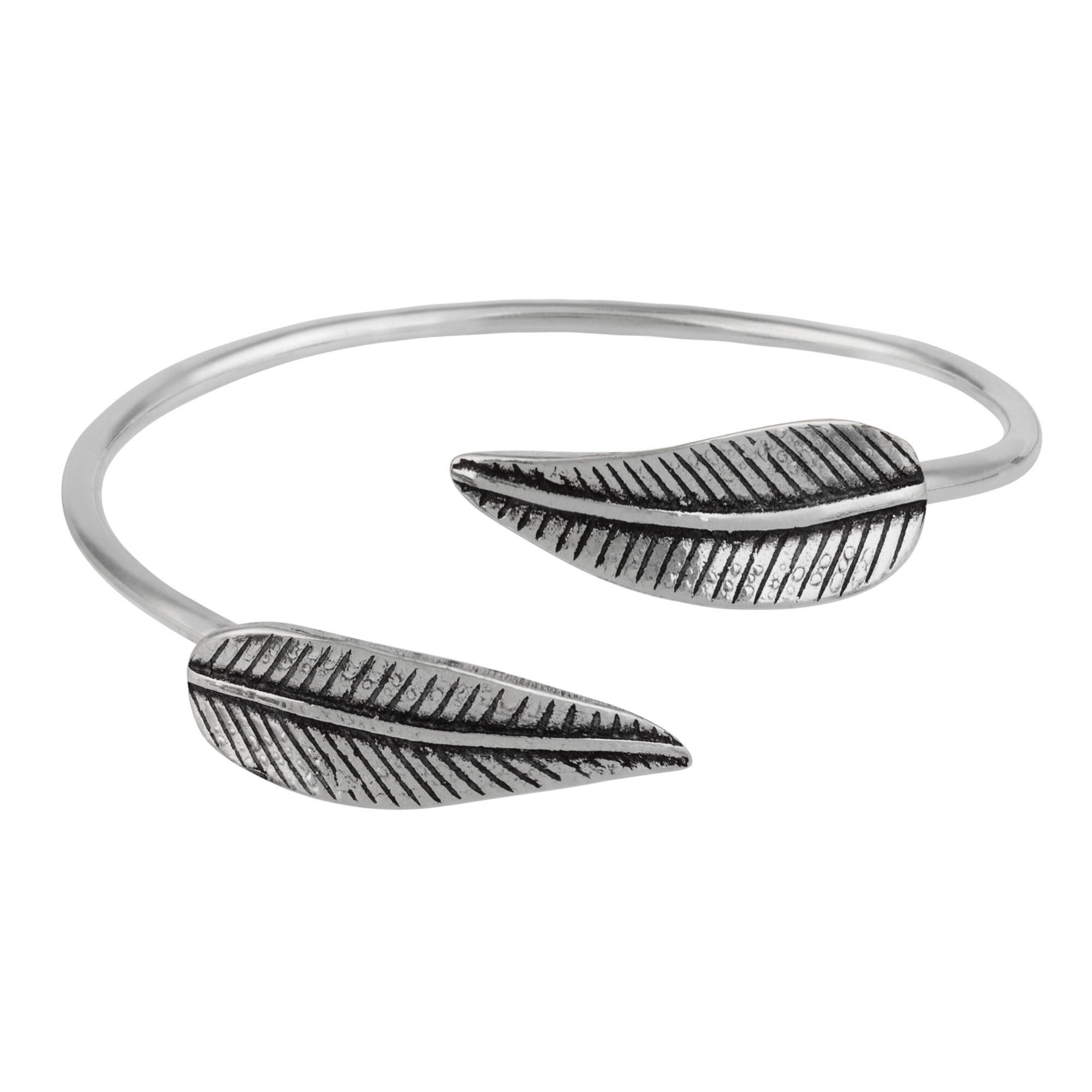 Versilbertes Creolenarmband mit Federn