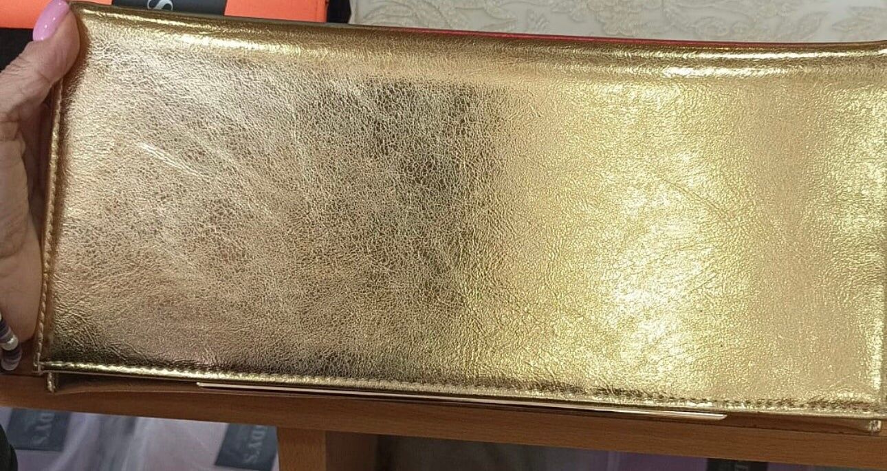 Goldfarbene Chrom-Umschlagtasche