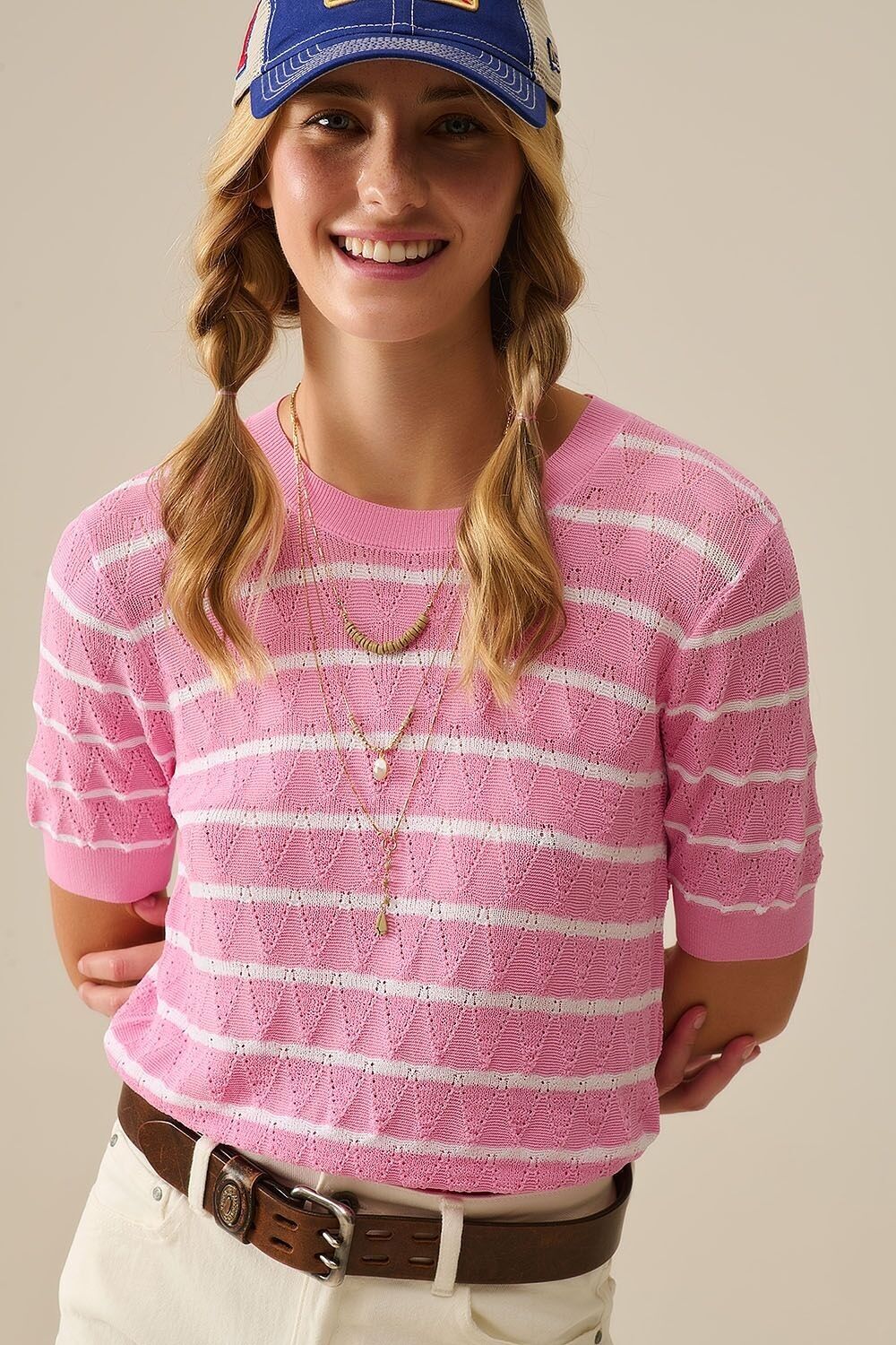 Top in maglia traforata rosa con maniche corte e strisce bianche
