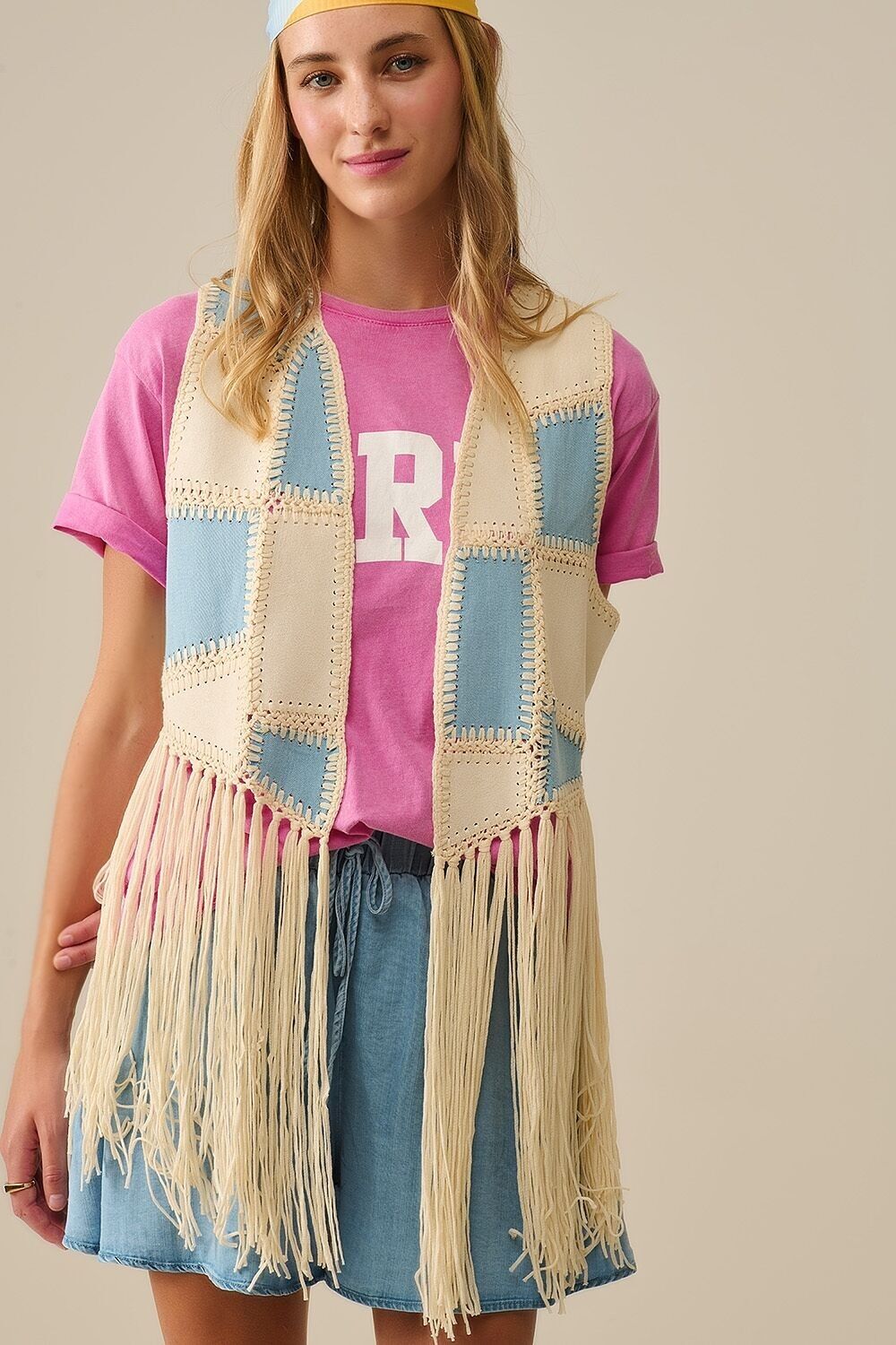 Gilet in similpelle con patchwork e dettagli con frange