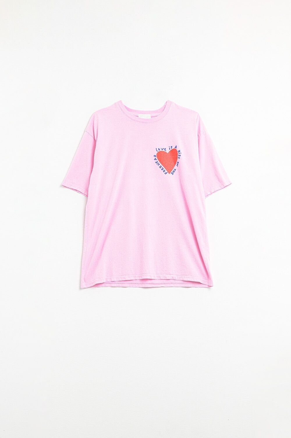 Maglietta rosa con la scritta L'amore è un bacio sulla fronte