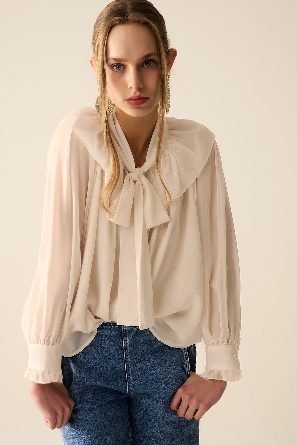 Camicia in chiffon beige con dettaglio fiocco