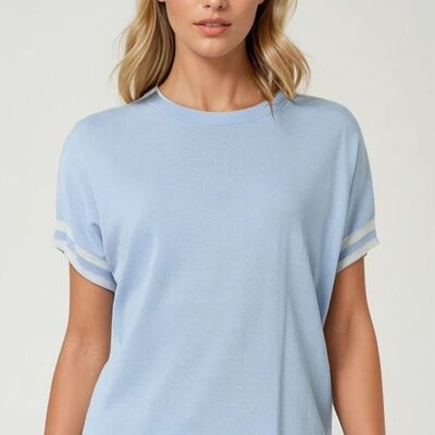 Maglione in azzurro con dettaglio a contrasto bianco