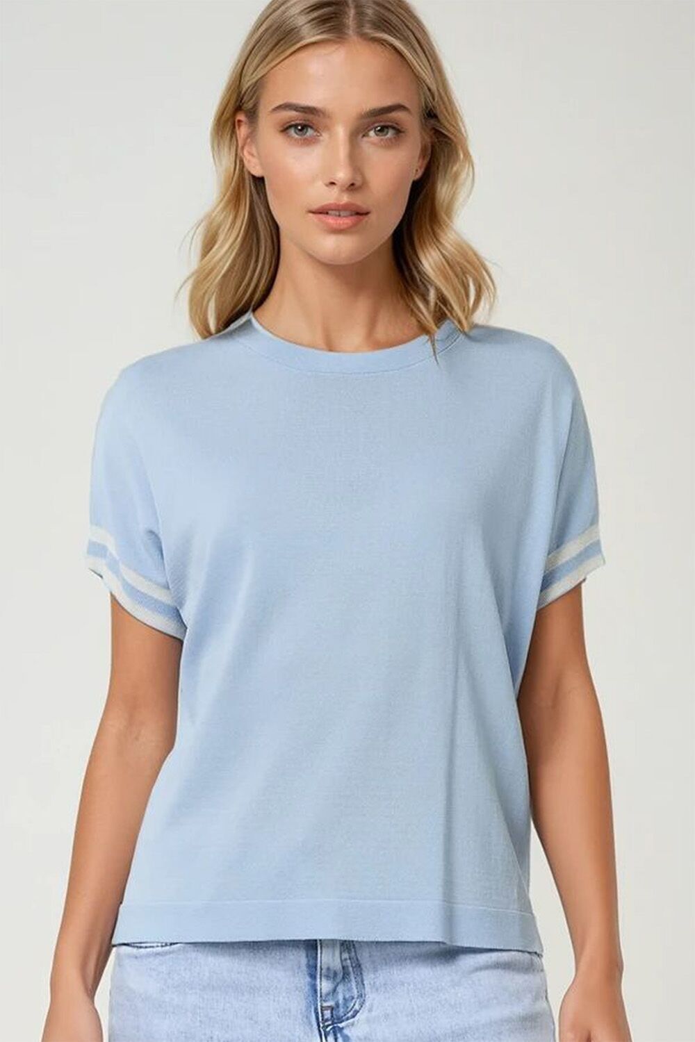 Pull bleu bébé avec détail contrasté blanc