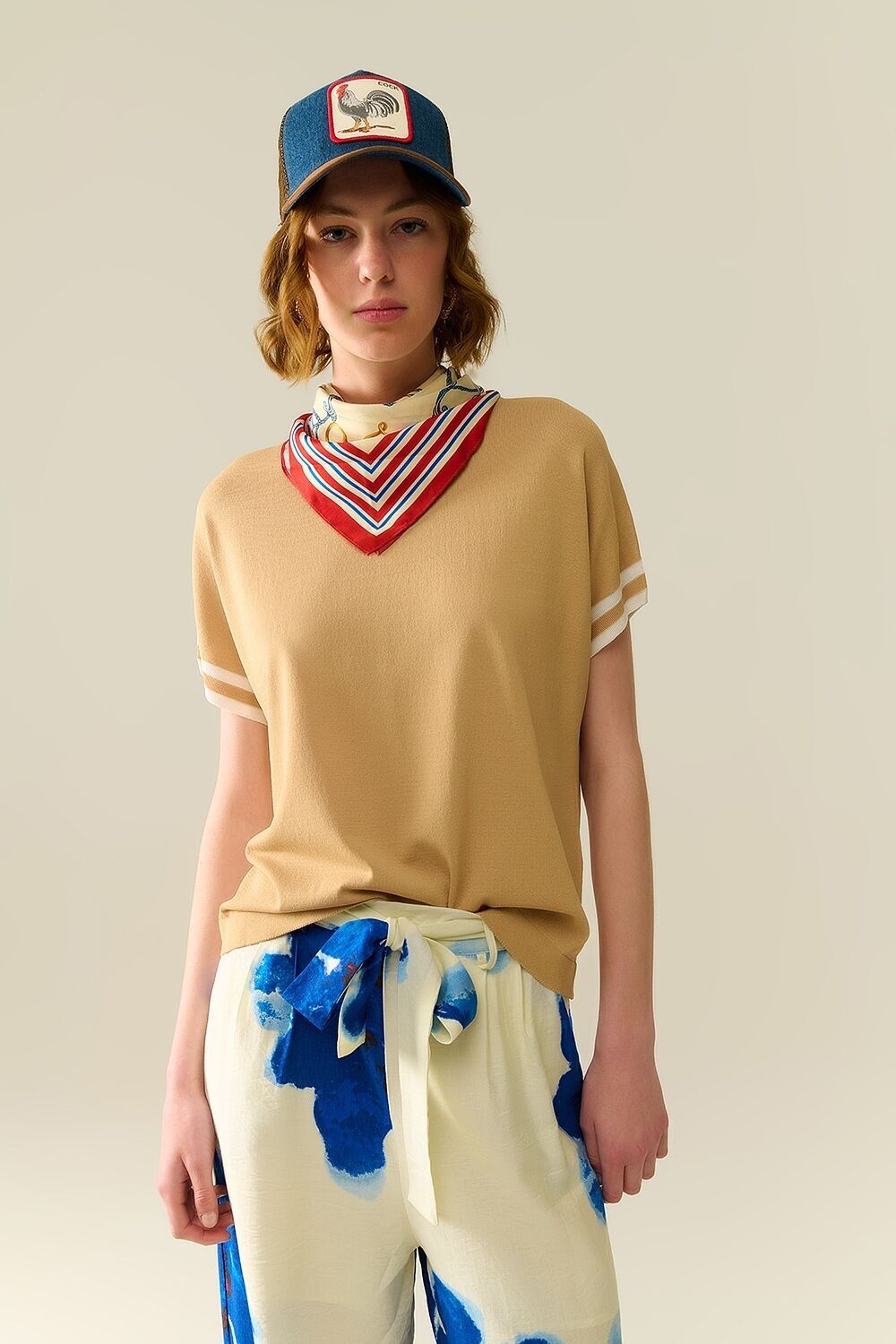 Maglione in cammello con dettaglio a contrasto bianco