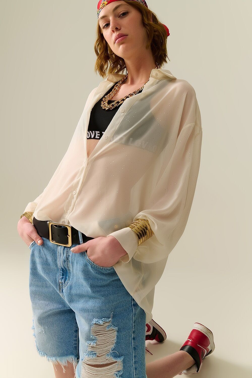 Blusa in morbido chiffon beige con dettagli glitterati