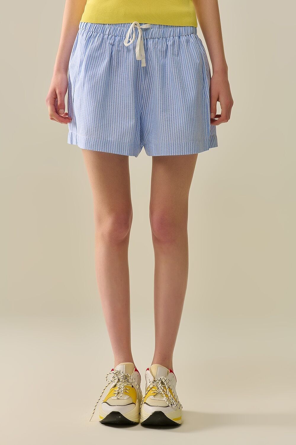 Short with stripes and strings in the waistband