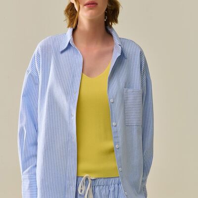 Chemise boutonnée à rayures blanches en bleu